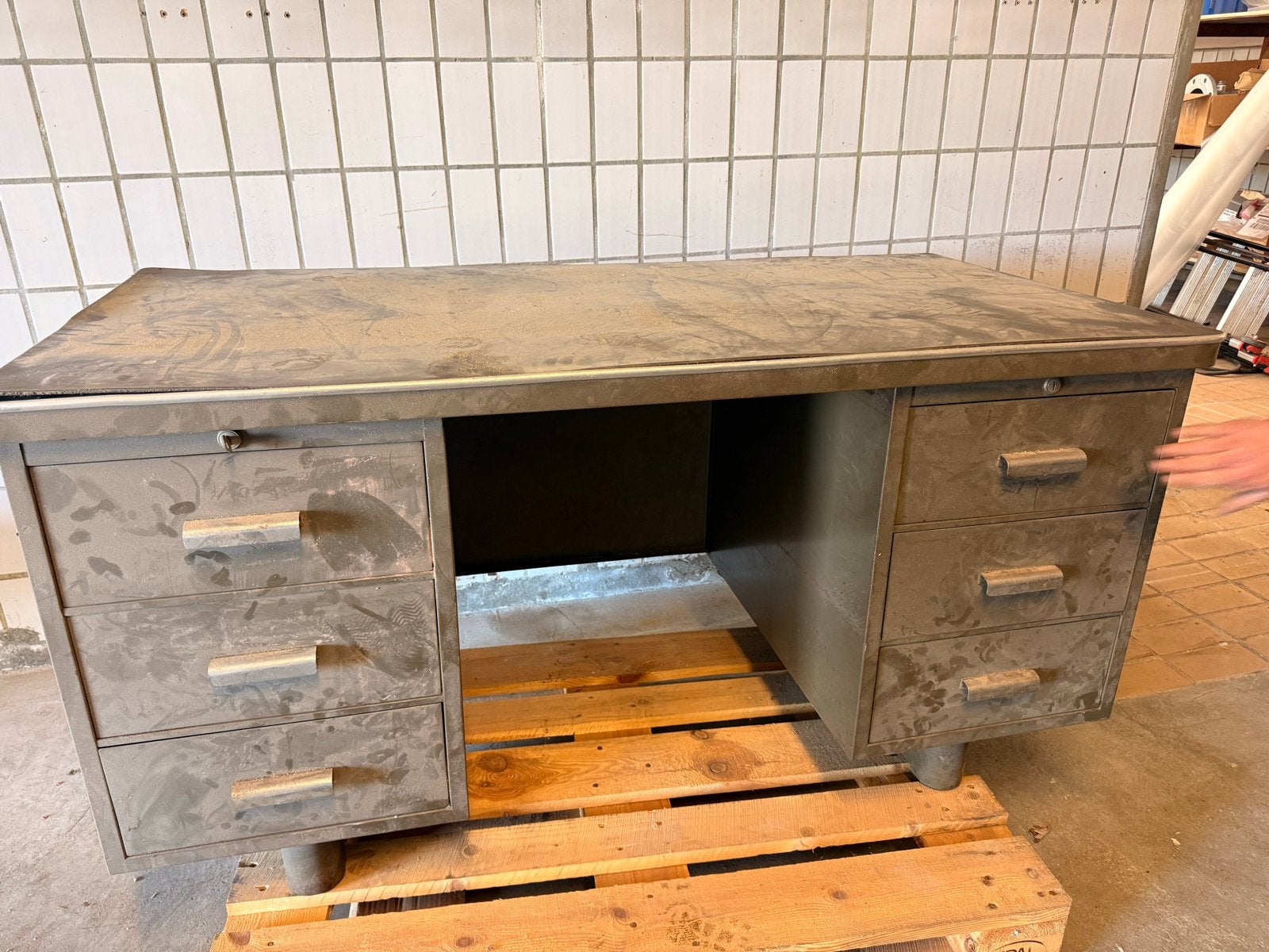 Vintage metalen bureau - blad restauratie nodig, Gebruikt, Met lades, Metaal, Vintage