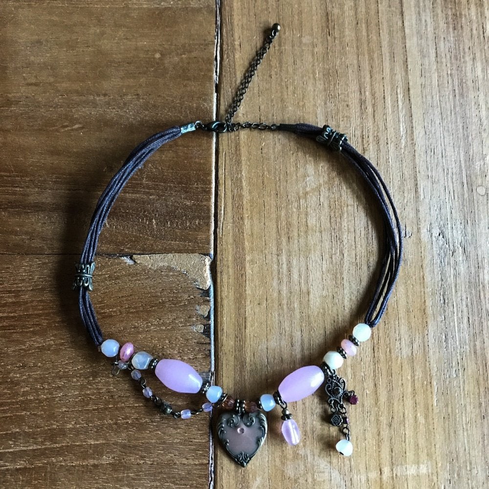 vintage look hals ketting zacht roze kralen - metalen bedels, Ophalen of Verzenden, Zo goed als nieuw, Roze, Overige materialen