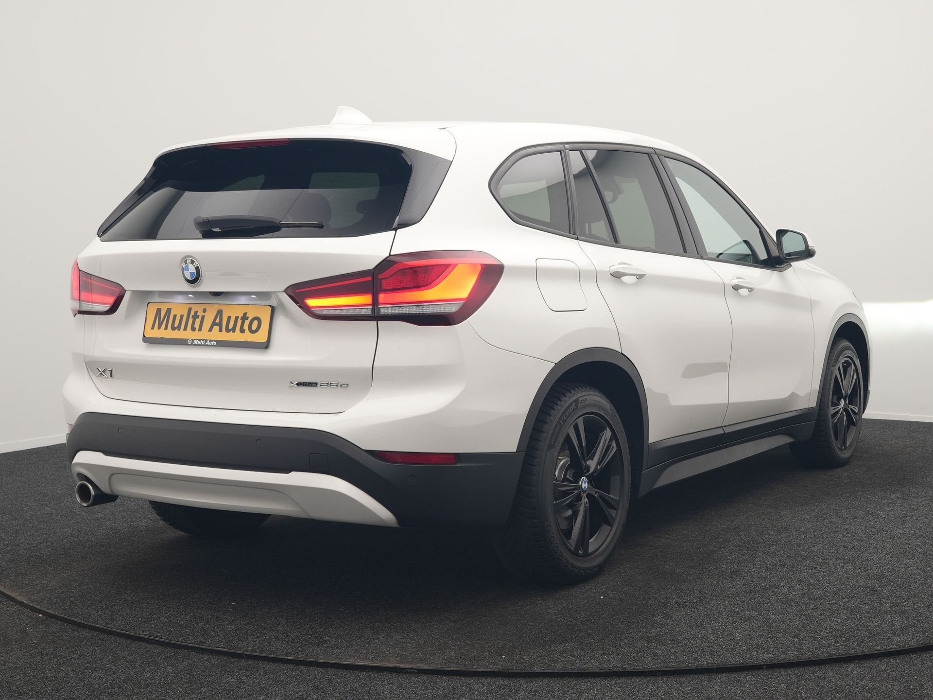 BMW X1 xDrive25e PHEV 221pk Dealer O.H. | Adaptive Cruise |, Auto's, Dealer onderhouden, Gebruikt, 750 kg, Wit