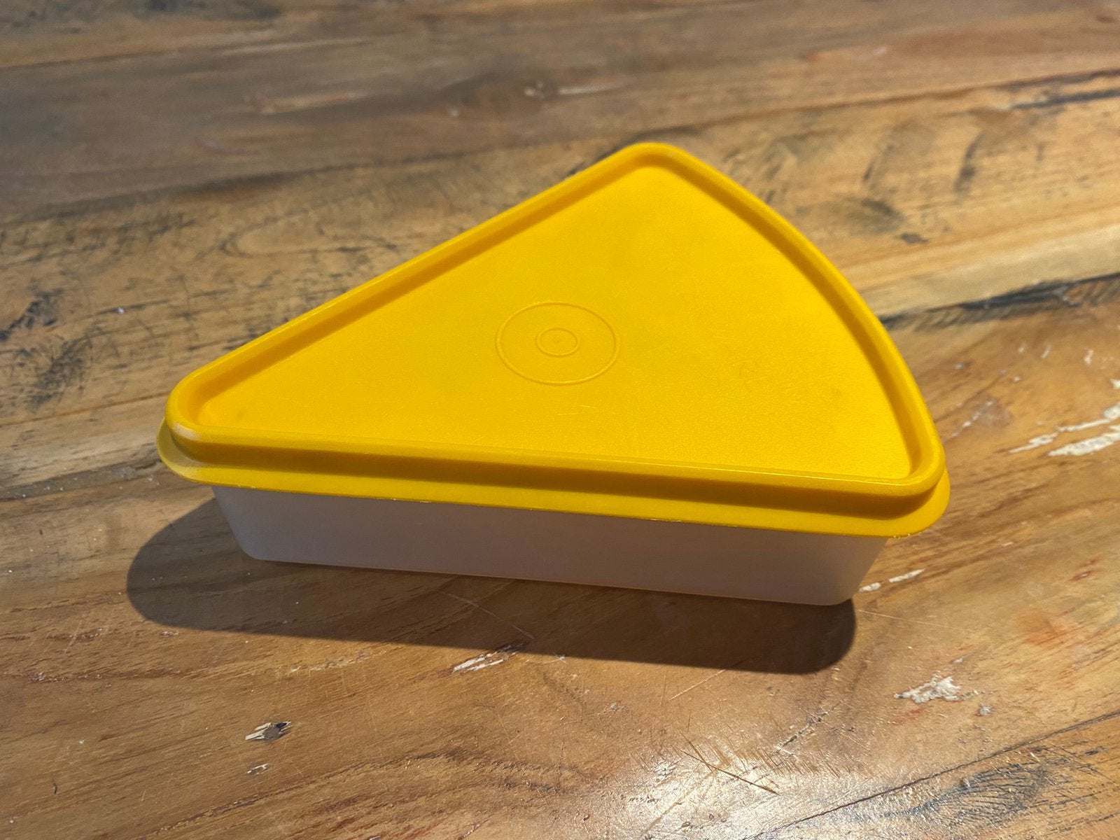 Tupperware vlaai brie bakje, Huis en Inrichting, Ophalen of Verzenden, Zo goed als nieuw, Geel, Bak of Kom