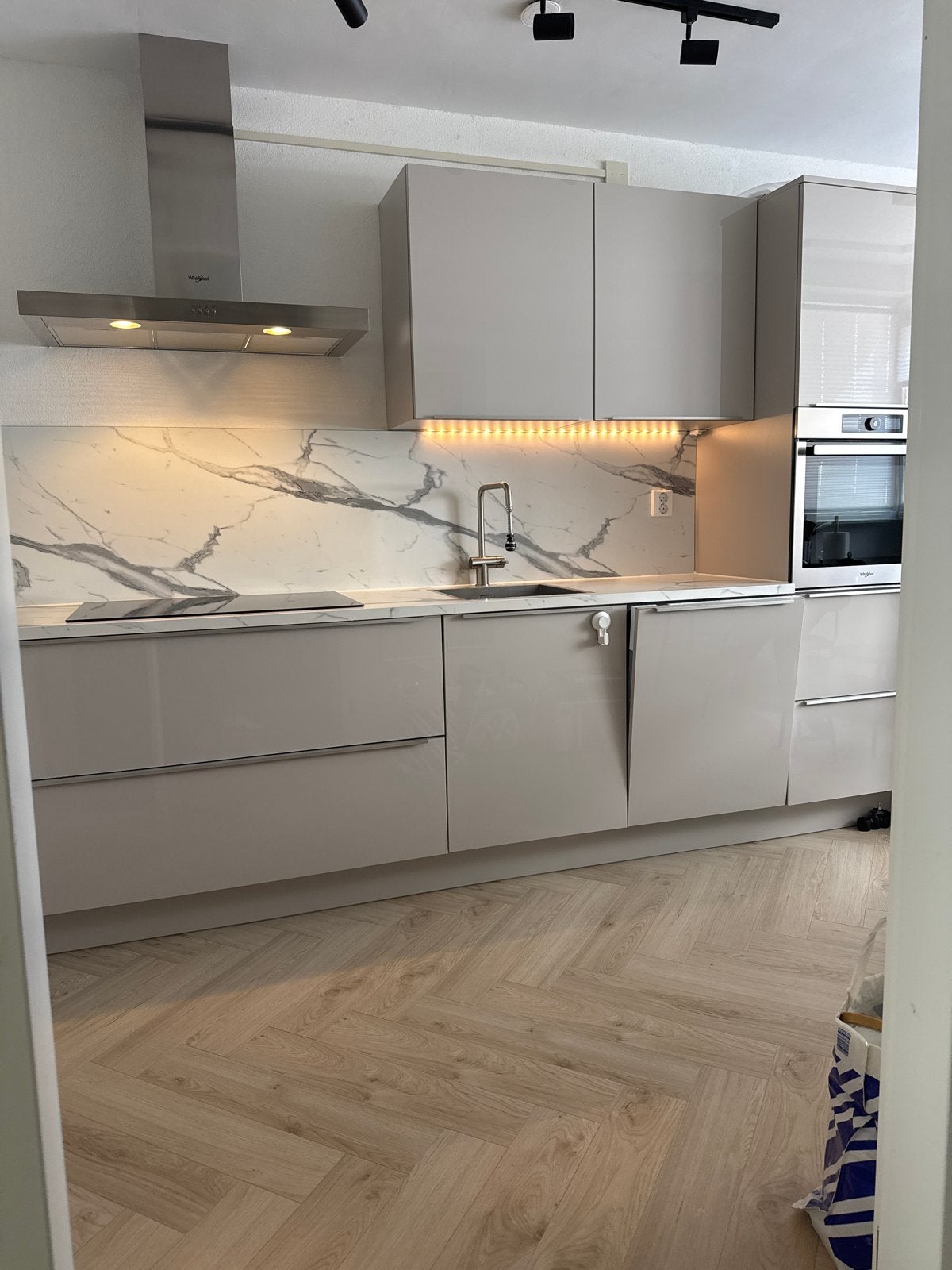 Nobilia Hoogglans Keuken - Zo goed als nieuw (2023), Huis en Inrichting, Keuken | Complete keukens, Overige materialen, Hoekkeuken