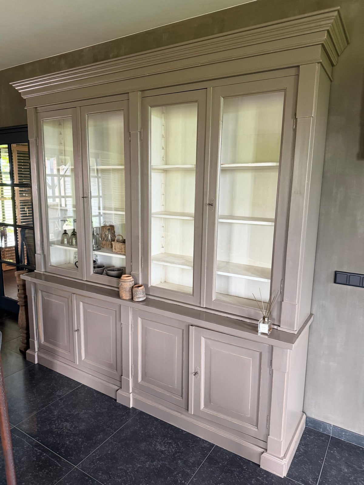 Mooie grote vitrinekast / boekenkast in taupe, Antiek en Kunst, Ophalen