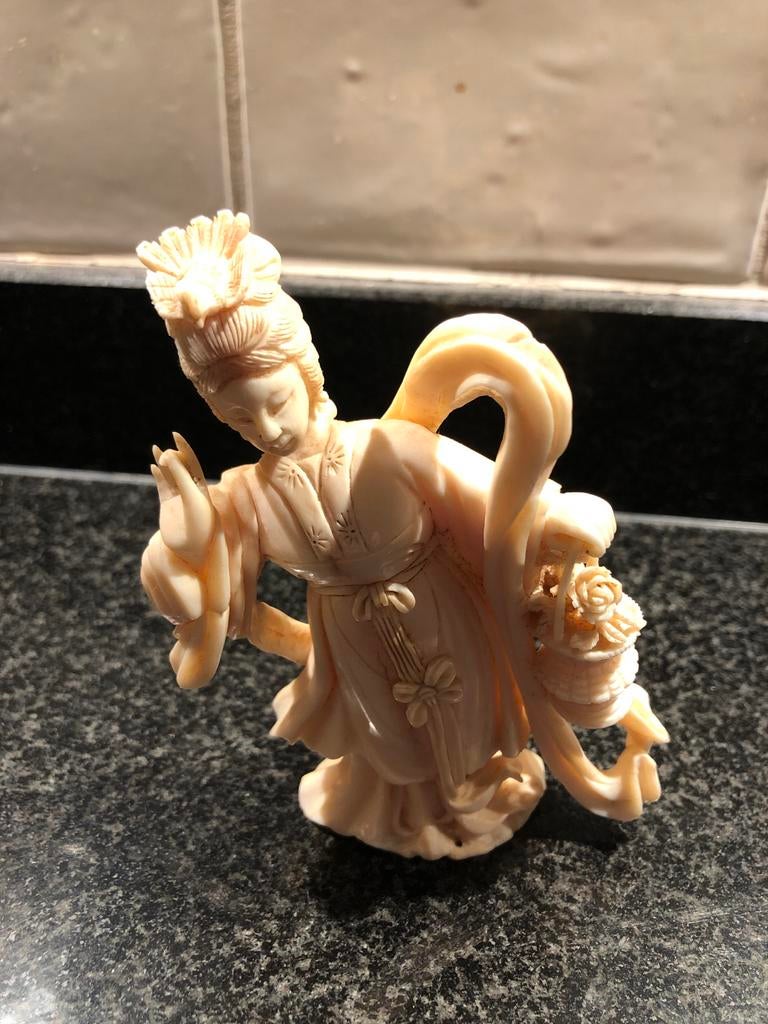 Oosters beeldje van vrouw met bloemenmandje, Ophalen, Minder dan 20 cm, Handgemaakt, Beeld