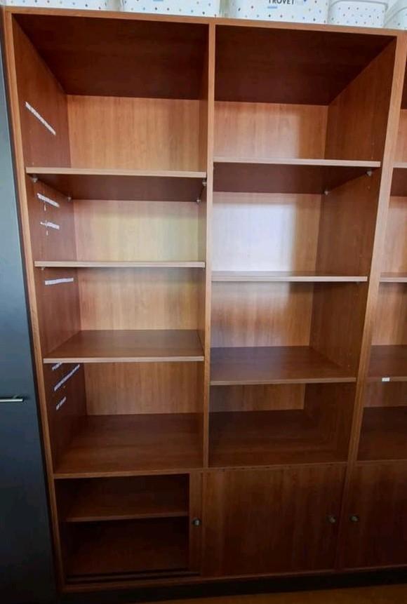 Ruime houten kast met deuren en planken, Ophalen, Modern, Klassiek, 100 tot 150 cm, 200 cm of meer