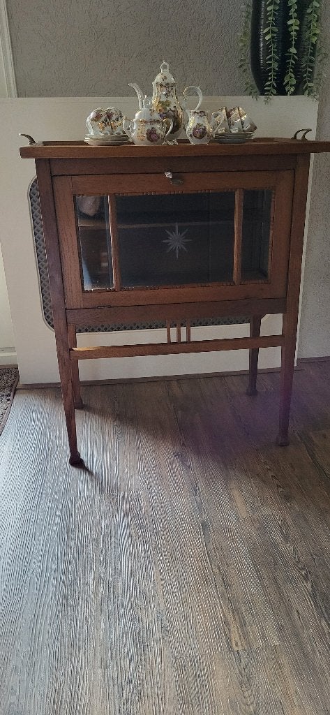 NETTE THEEKASTJE MET SERVIES ZIE FOTO,S, Ophalen