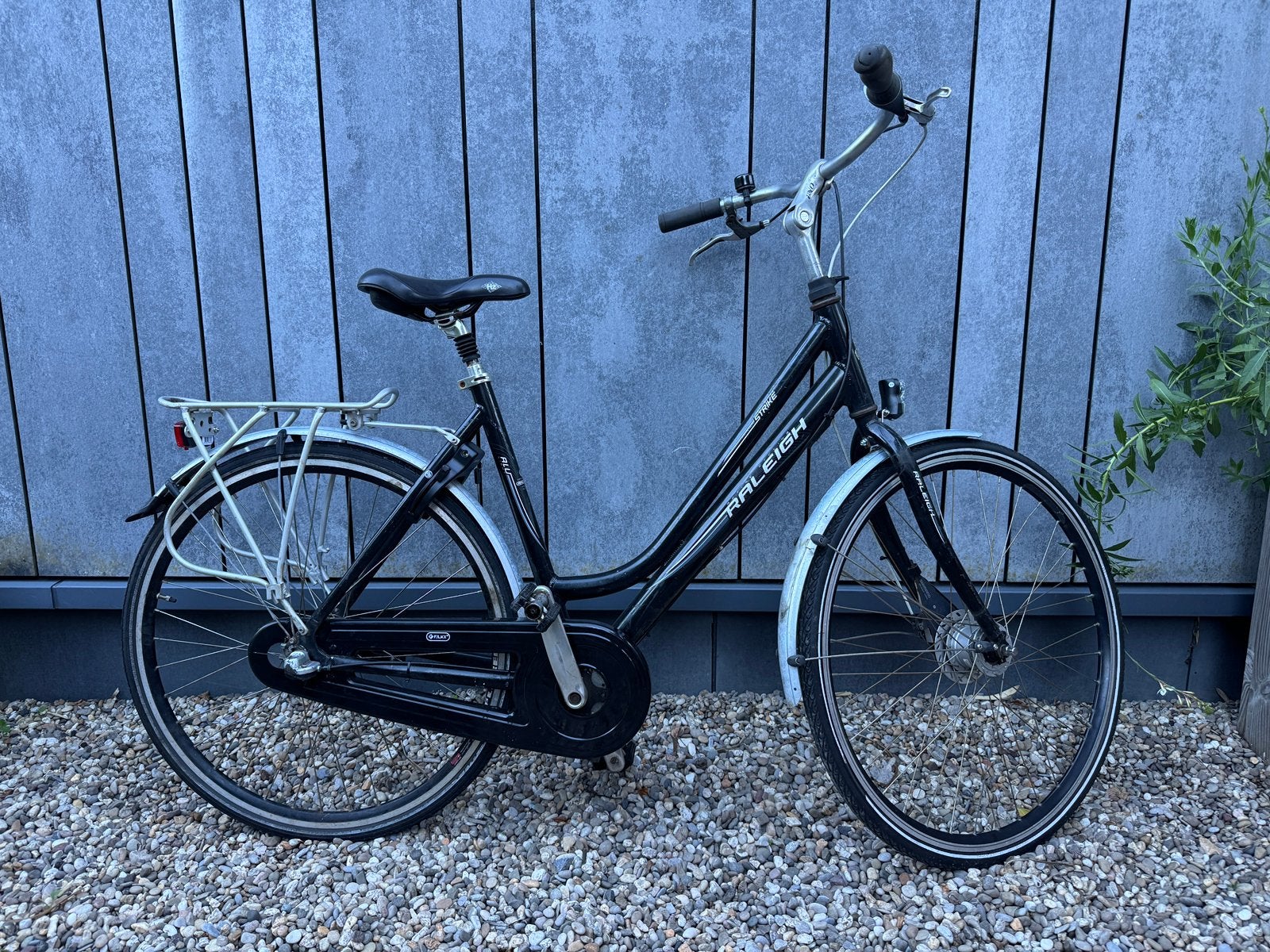 Raleigh 28 inch fiets te koop, 3 versnellingen, verlichting, Ophalen, Zo goed als nieuw, Overige merken, Versnellingen
