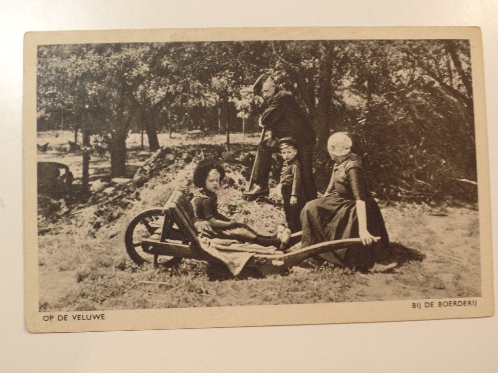 Op De Veluwe Klederdracht 5, Verzamelen, Ansichtkaarten | Nederland, Ophalen of Verzenden, 1940 tot 1960, Gelopen, Gelderland