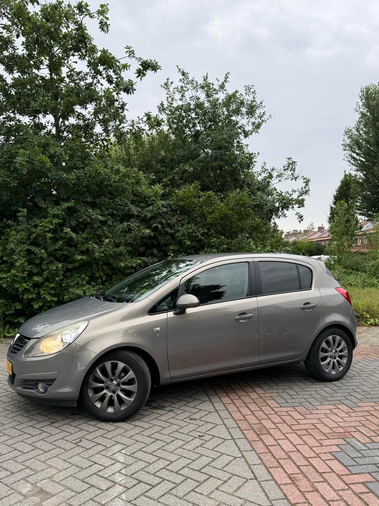 Opel Corsa 1.4 16V 5D 2010 Bruin koppakking lek, Auto's, Voorwielaandrijving, 1063 kg, 1398 cc, 4 cilinders