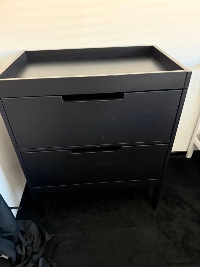 Zwart commode, Kinderen en Baby's, Kinderkamer | Commodes en Kasten, Ophalen, Zo goed als nieuw, 75 tot 100 cm, Opstaande rand