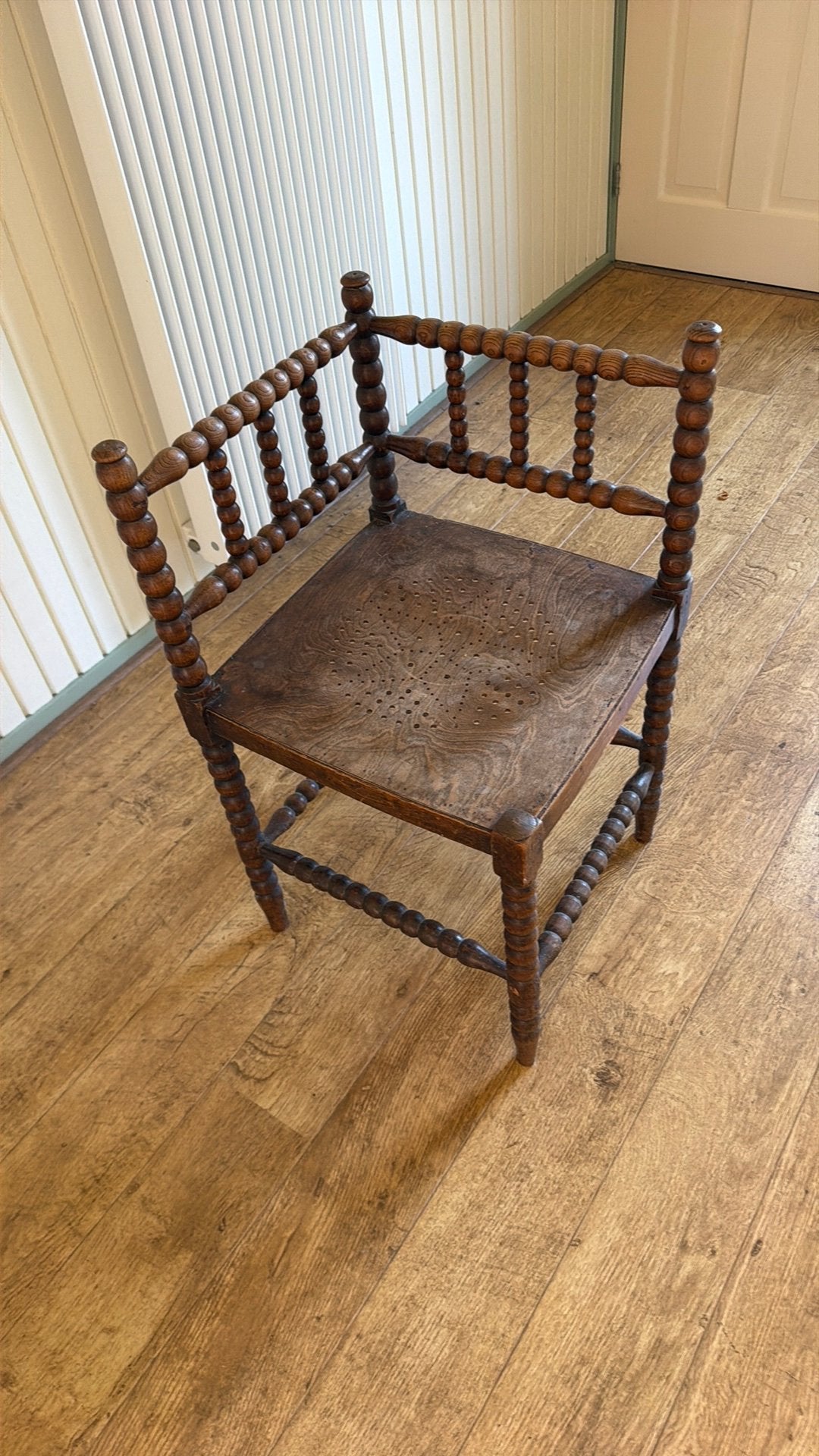 Decoratief eikenhouten hoekstoeltje, Ophalen