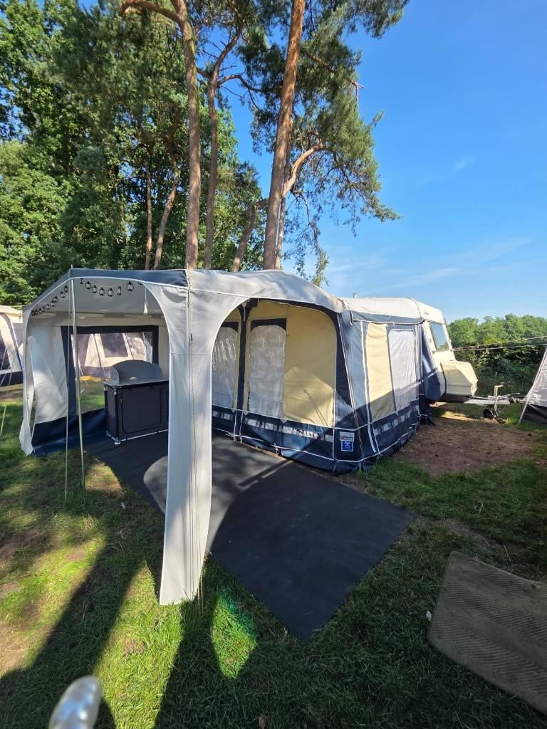 Nette, gerenoveerde caravan + ruime voortent – direct op pad, Caravans en Kamperen, 750 - 1000 kg, Particulier, 2 aparte bedden