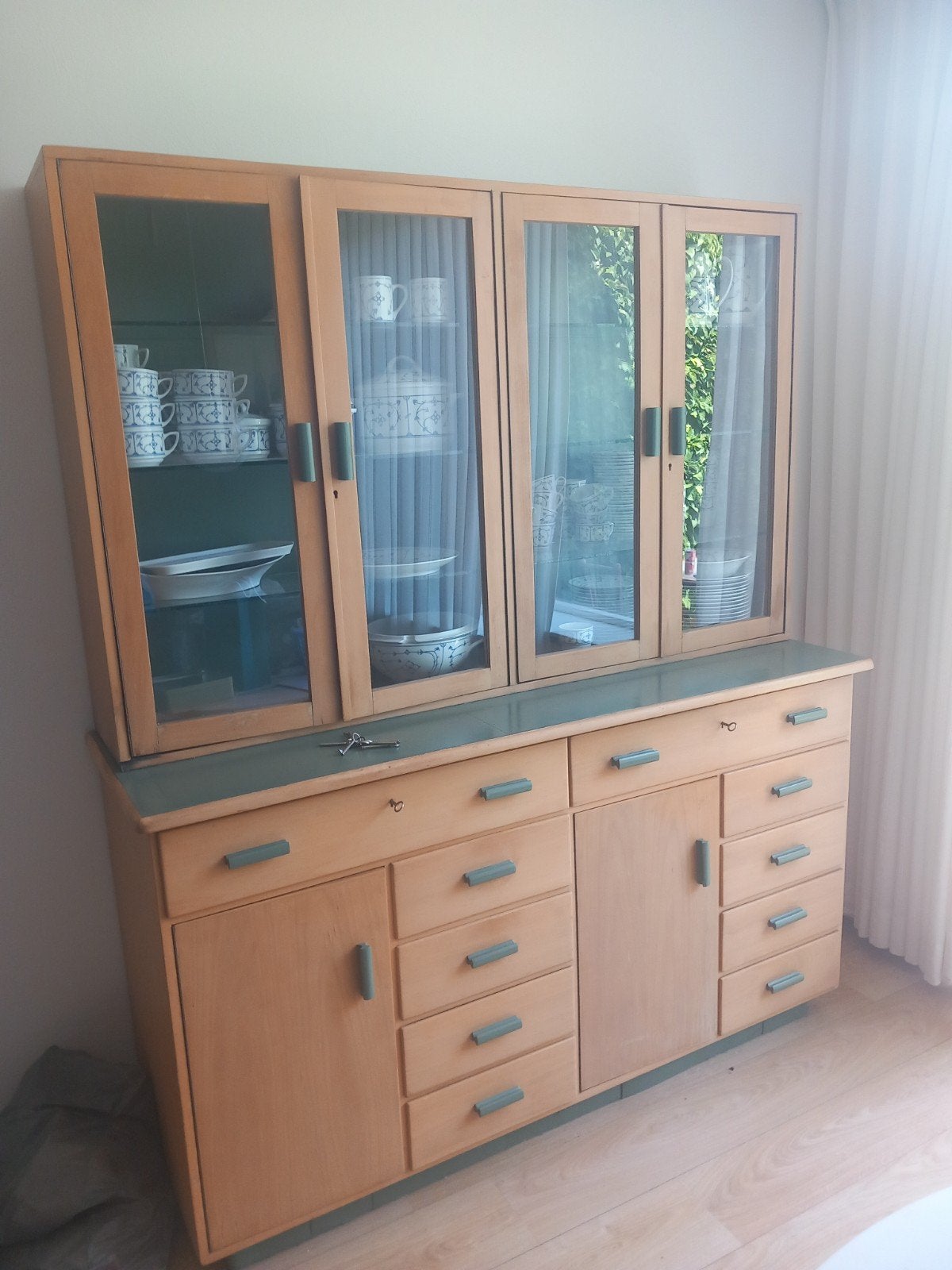 Vintage schoolkast met vitrine en veel opbergruimte, Antiek en Kunst, Antiek | Meubels | Kasten, Ophalen