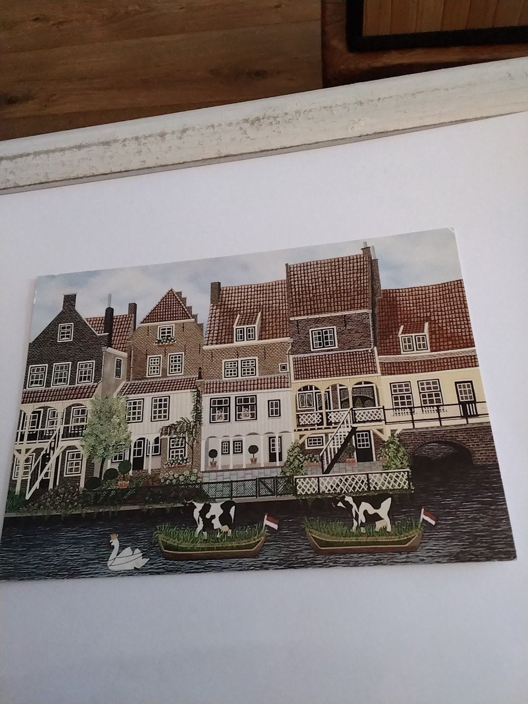 Ansichtkaart: Grachtenpandjes met KOEIEN  en zwaan, Ophalen of Verzenden, 1980 tot heden, Gelopen