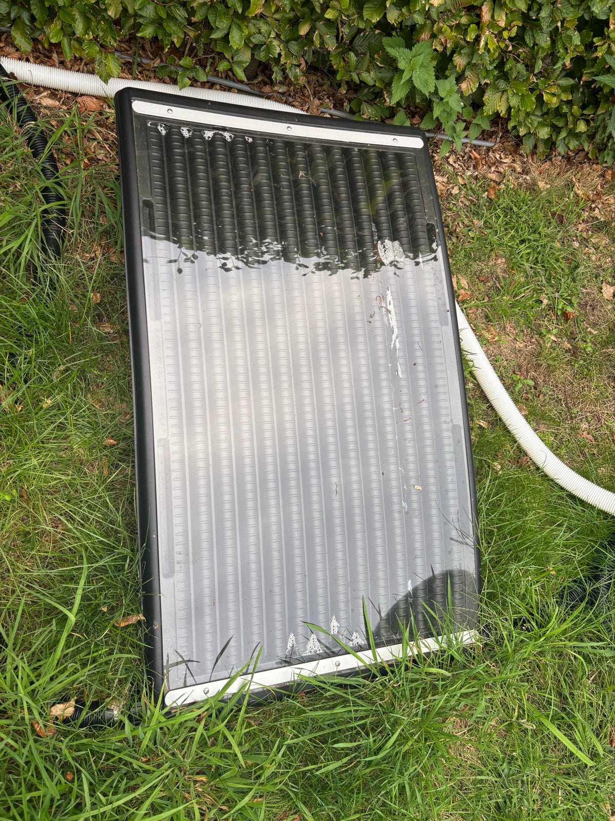 Foto 2 van Zwembad met zandfilterpomp en zonnepaneel