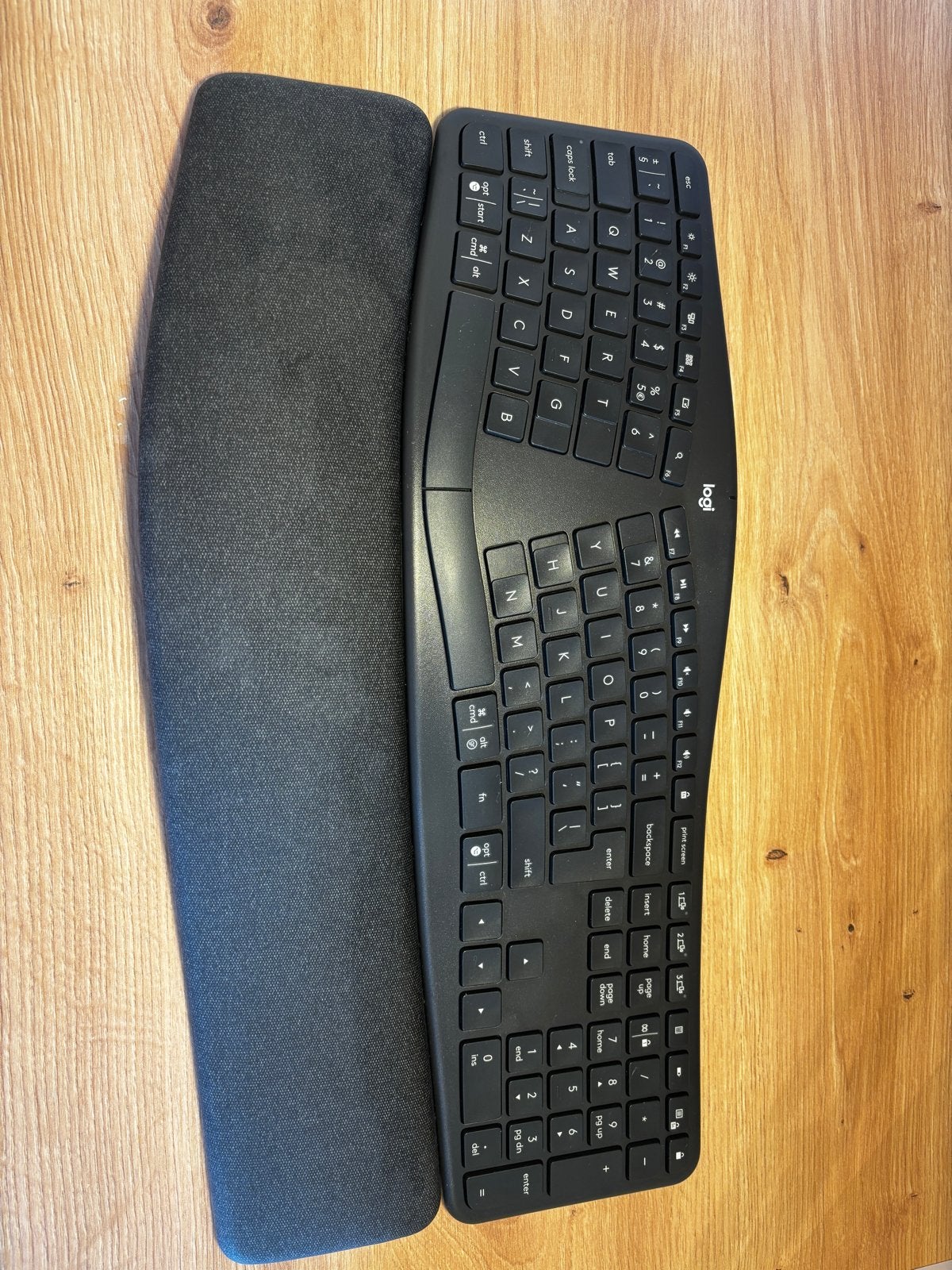 Logitech K860 Ergonomisch Draadloos Toetsenbord Qwerty, Computers en Software, Draadloze ontvanger, Ophalen of Verzenden, Zo goed als nieuw