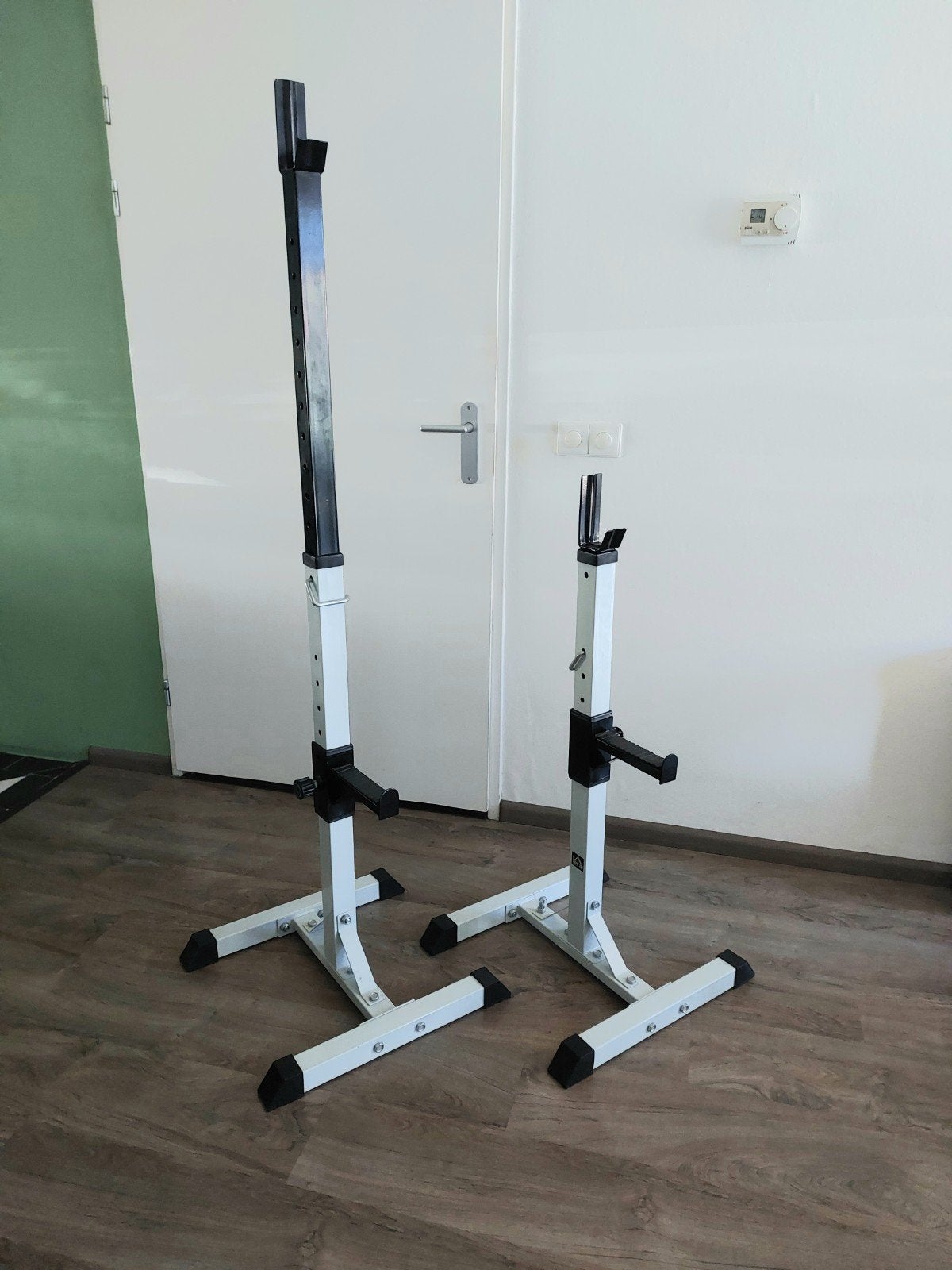 Set van twee verstelbare squat racks, haltersteunen 90-150cm, Ophalen, Gebruikt, Benen, Halterstangen