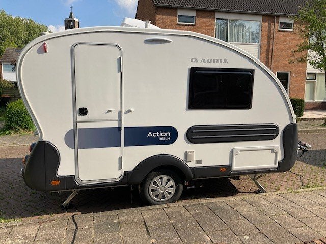 Adria Action 361 LH - 2022 – Nieuwstaat – vakantieklaar, Caravans en Kamperen, Caravans, Rondzit, Particulier, 2 aparte bedden