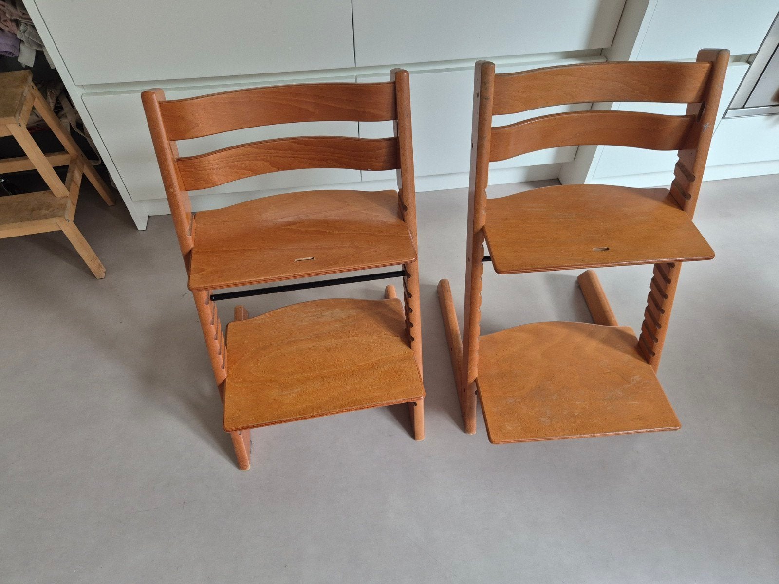 2x Stokke Tripp Trapp meegroeistoelen - Kersenhout, Ophalen, Gebruikt, Meegroeistoel, Aanschuifbaar