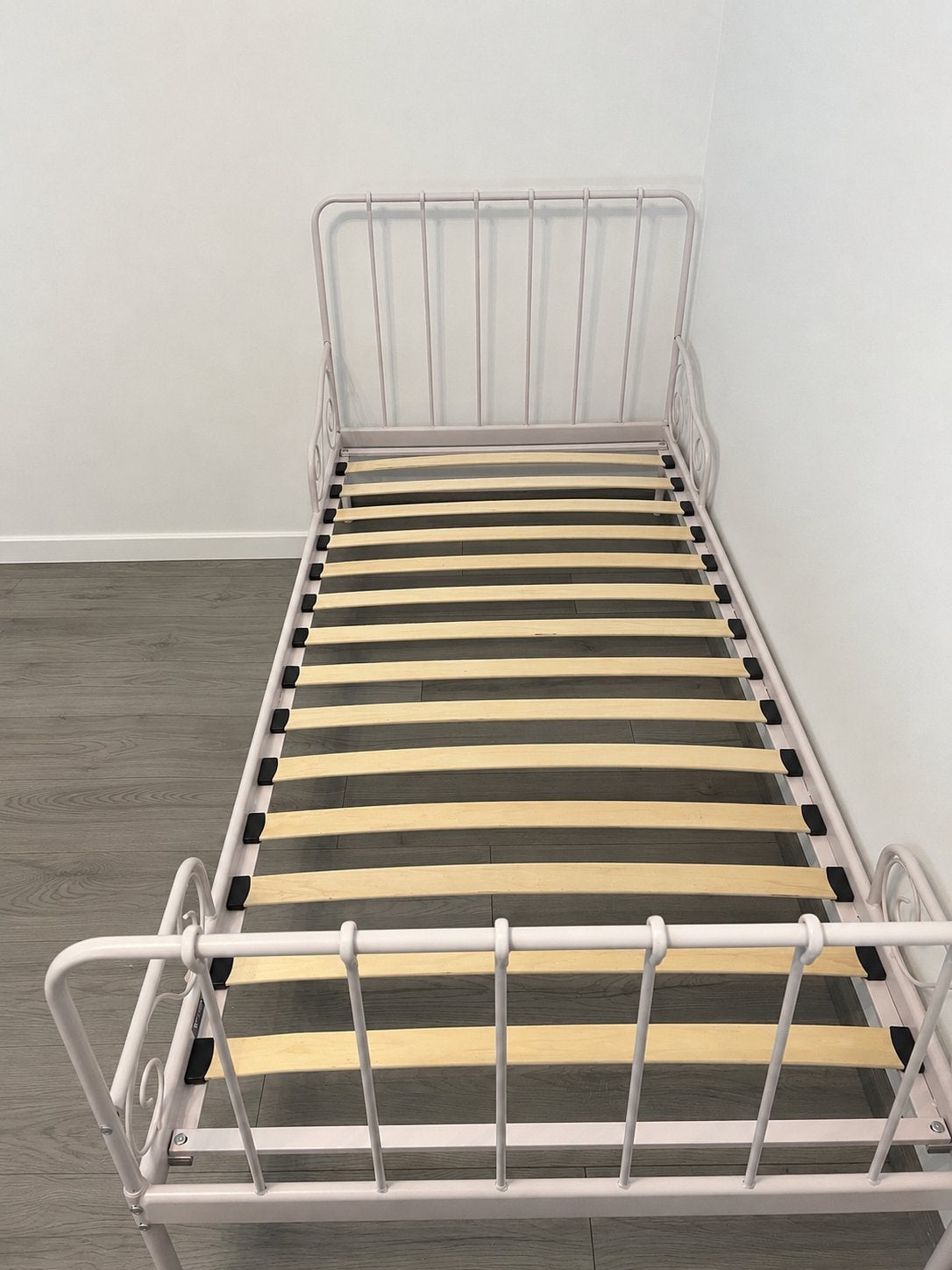 Kinderbed Alice, roze metaal, 90x200 cm, Huis en Inrichting, Slaapkamer | Bedden, Ophalen, Gebruikt, 90 cm, 200 cm