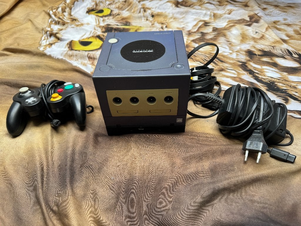 GameCube DOL-001 met GameBoy player en toebehoren, Spelcomputers en Games, Spelcomputers | Nintendo GameCube, Gebruikt, Paars