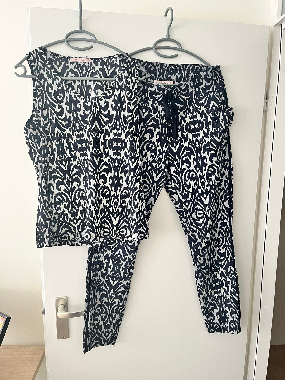 Studio Anneloes set: broek (M) en top (L) in blauw/wit print, Ophalen of Verzenden, Zo goed als nieuw, Maat 38/40 (M), Blauw