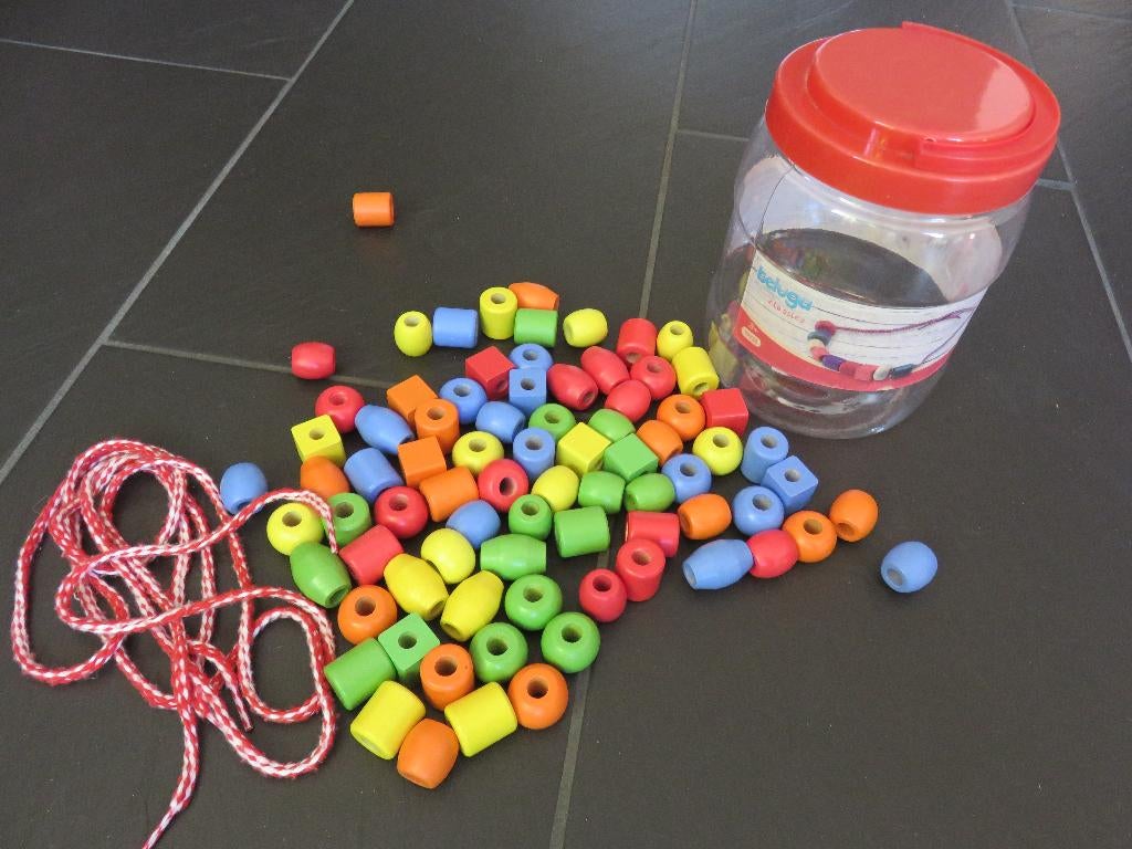 Houten kralen met veters, 80delig ca2,5cm groot. Als nieuw, Ophalen of Verzenden, Zo goed als nieuw, Knutselen
