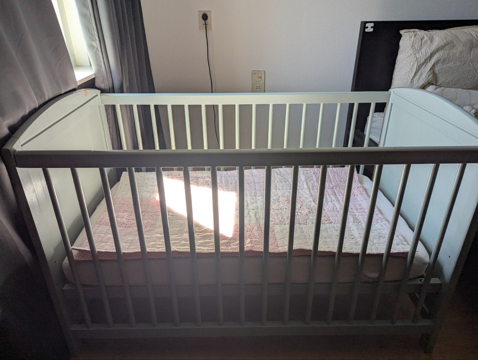 Baby bed, colour is green grey, bed and cover included., Kinderen en Baby's, Babywiegjes en Ledikanten, Ophalen, Zo goed als nieuw