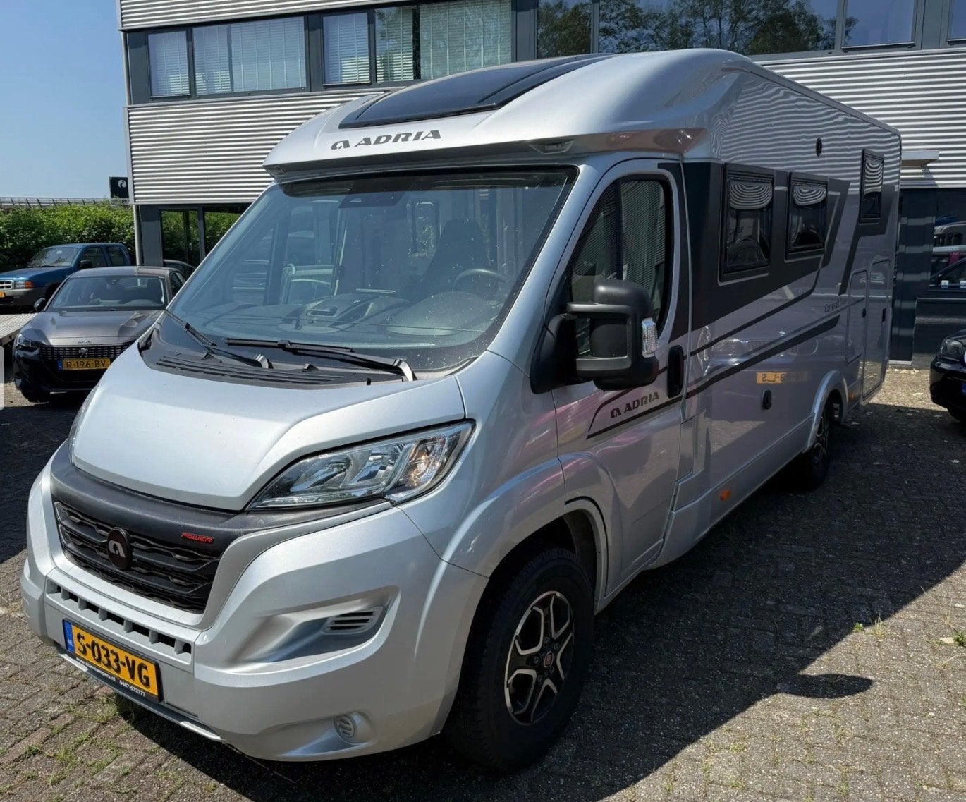 Camper Adria Compact DL Supreme Automaat bwjr 04-2023, Caravans en Kamperen, Campers, Automaat, Fiat, 6 tot 7 meter, Diesel