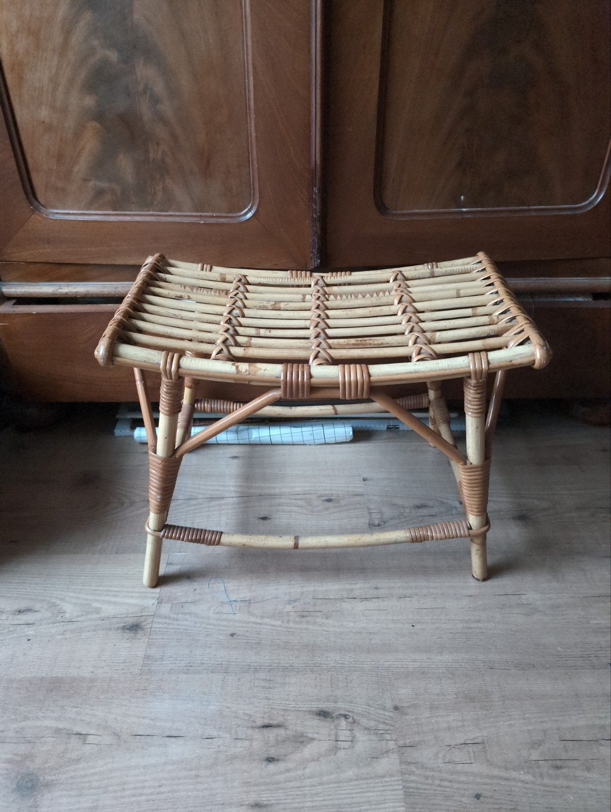 rohe vintage rotan voetenbankje, Huis en Inrichting, Ophalen of Verzenden, Zo goed als nieuw, Hout