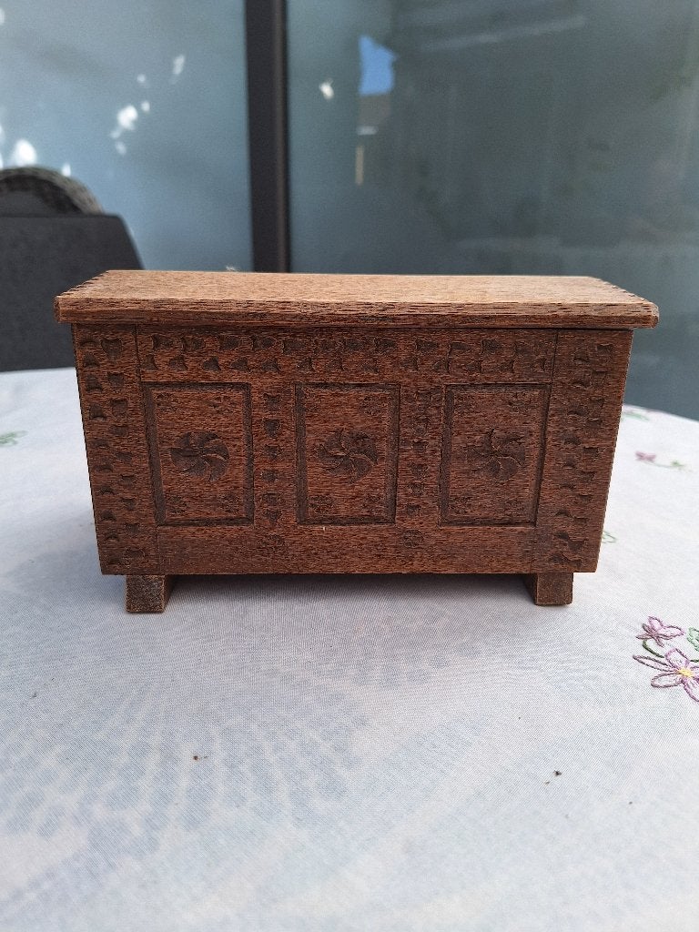 Miniatuur handgesneden eiken/mahonie dekenkist, rozetmotief, Ophalen of Verzenden, Huis en Inrichting