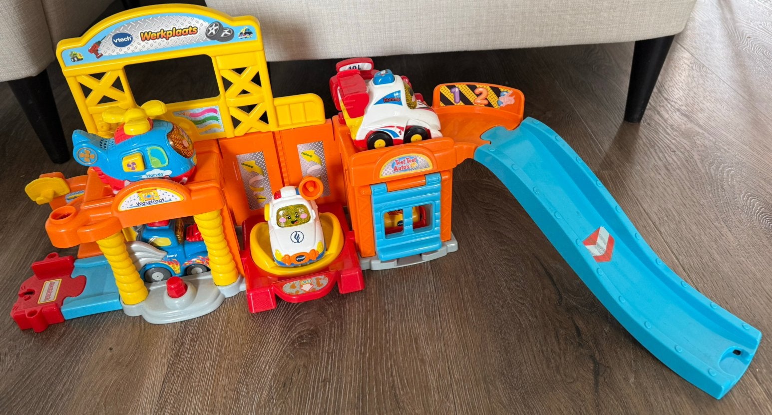 Toet toet garage + 5 auto’s, bieden, Kinderen en Baby's, Ophalen, Zo goed als nieuw, 2 tot 4 jaar