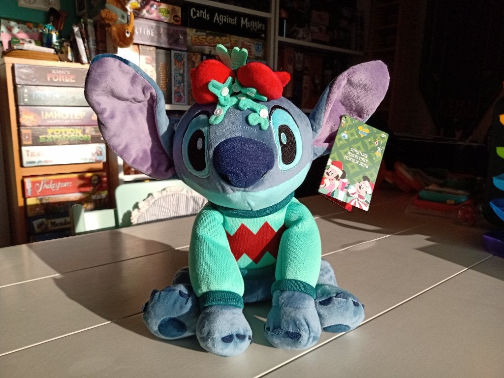 NIEUW Grote Kerst Stitch Knuffel 2024 van Disney Store, Verzamelen, Ophalen of Verzenden, Overige figuren, Nieuw, Knuffel