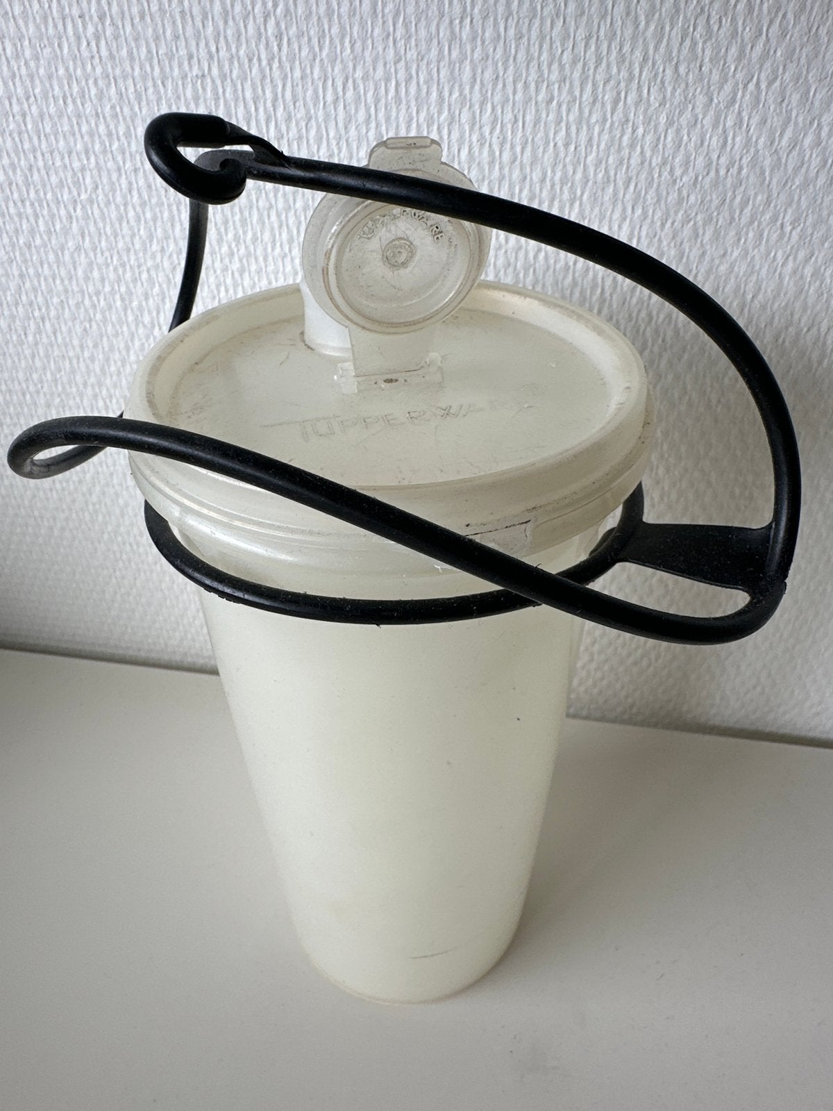 Vintage Tupperware Beker met Handvat en Tuit, Gebruikt, Beker of Kan, Ophalen of Verzenden, Crème