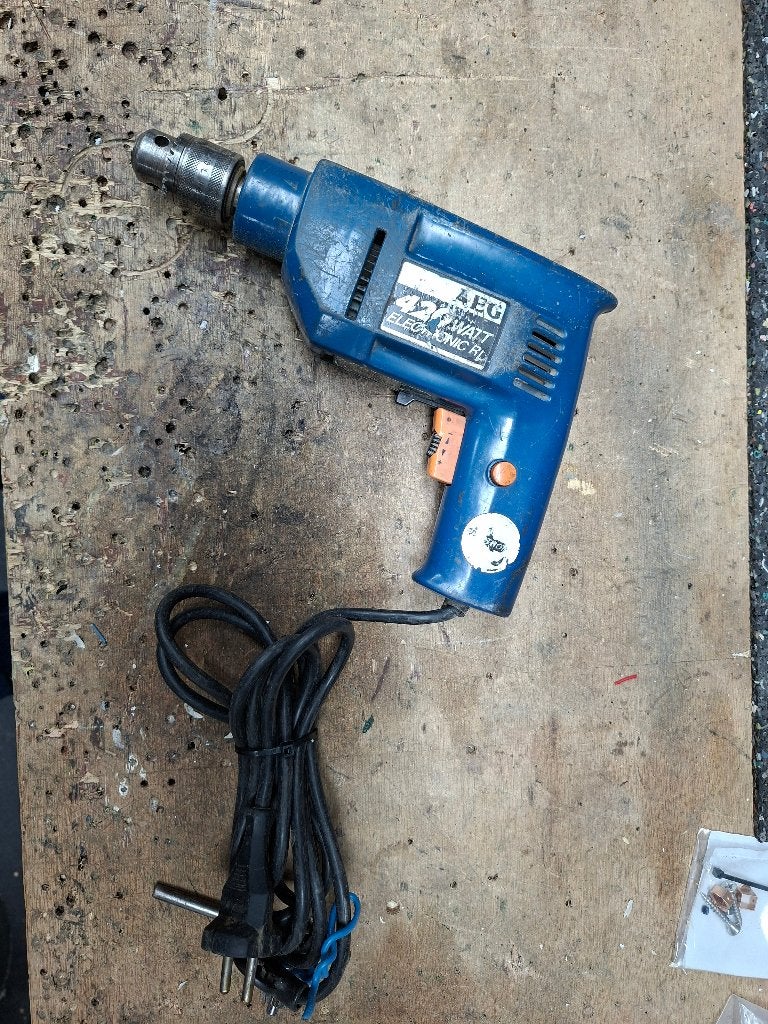 AEG Boormachine met klop functie 230v, Ophalen of Verzenden, Gebruikt, 400 tot 600 watt, Boormachine