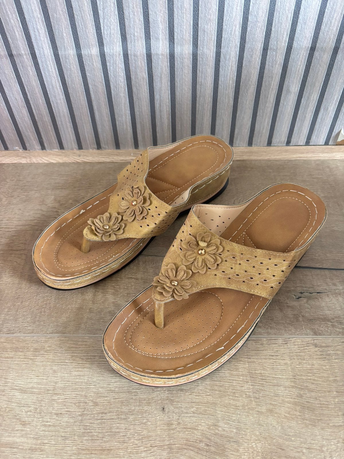 Slippers 40, Ophalen of Verzenden, Nieuw, Beige