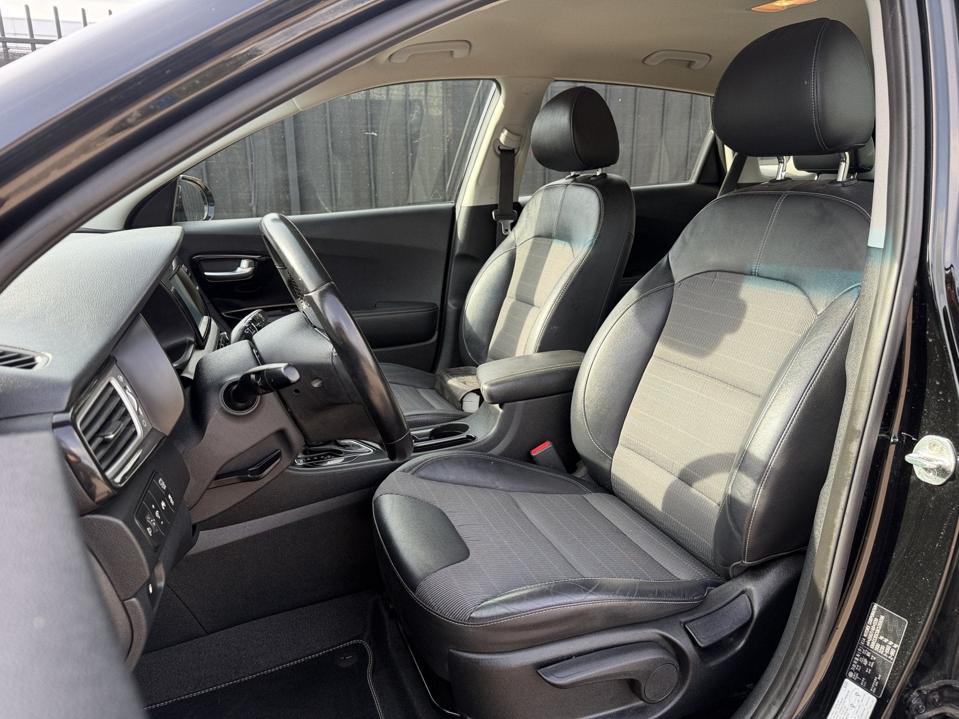 Foto 16 van Kia Niro 1.6 GDi Hybrid DynamicLine Carplay/Clima/Cruise