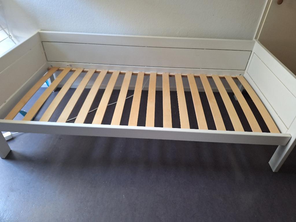 Bed, Kinderen en Baby's, Kinderkamer | Bedden, Ophalen, 85 tot 100 cm, Zo goed als nieuw, Lattenbodem