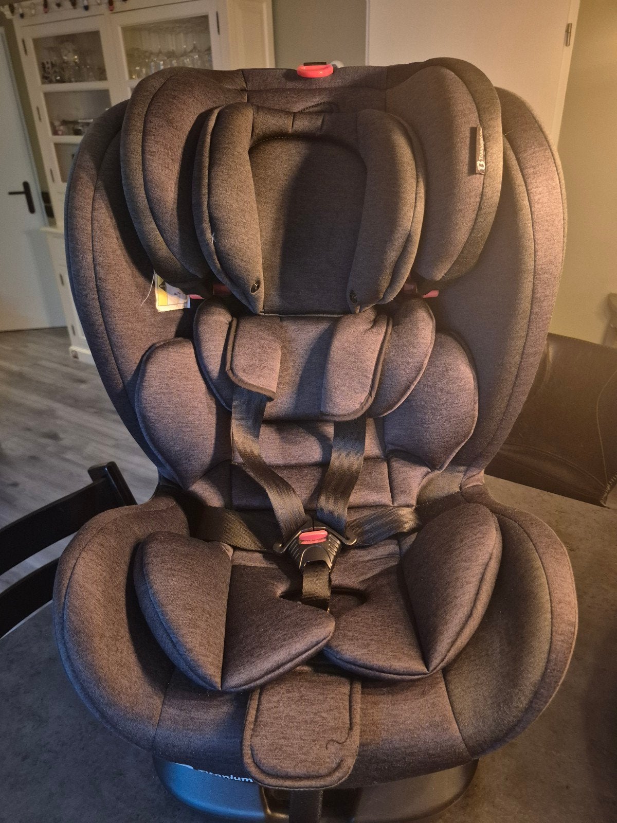 Titaniumbaby autostoel 0-36 kg met Isofix, Autogordel of Isofix, Verstelbare rugleuning, Zo goed als nieuw, Ophalen