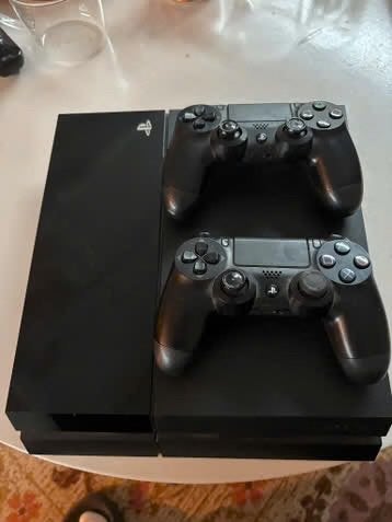 PS4 met 2 controllers, Spelcomputers en Games, Ophalen, Gebruikt, Overige genres, 2 spelers