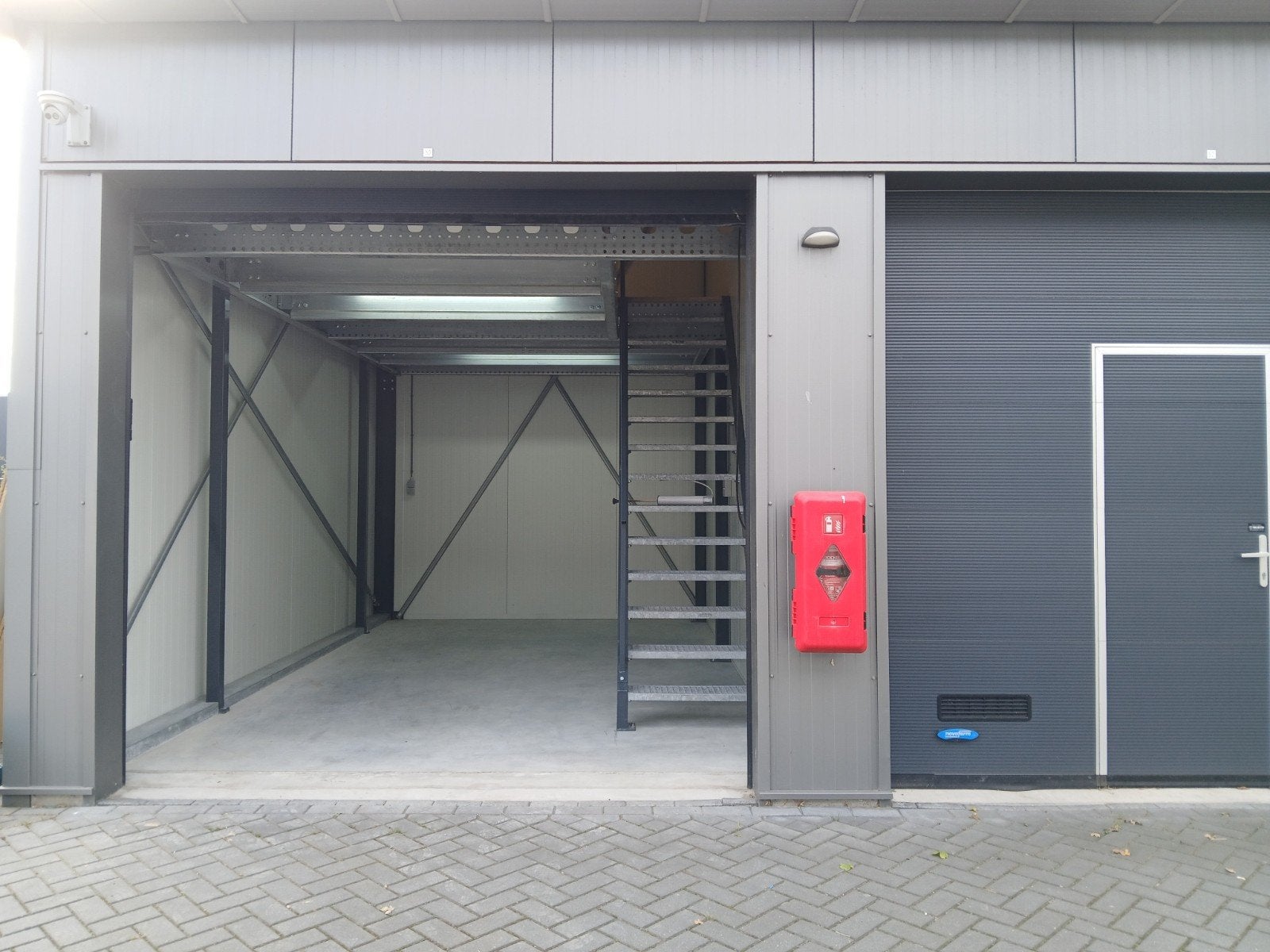Te Huur Garagebox opslagbox  met verdiepingsvloer 21+16m2