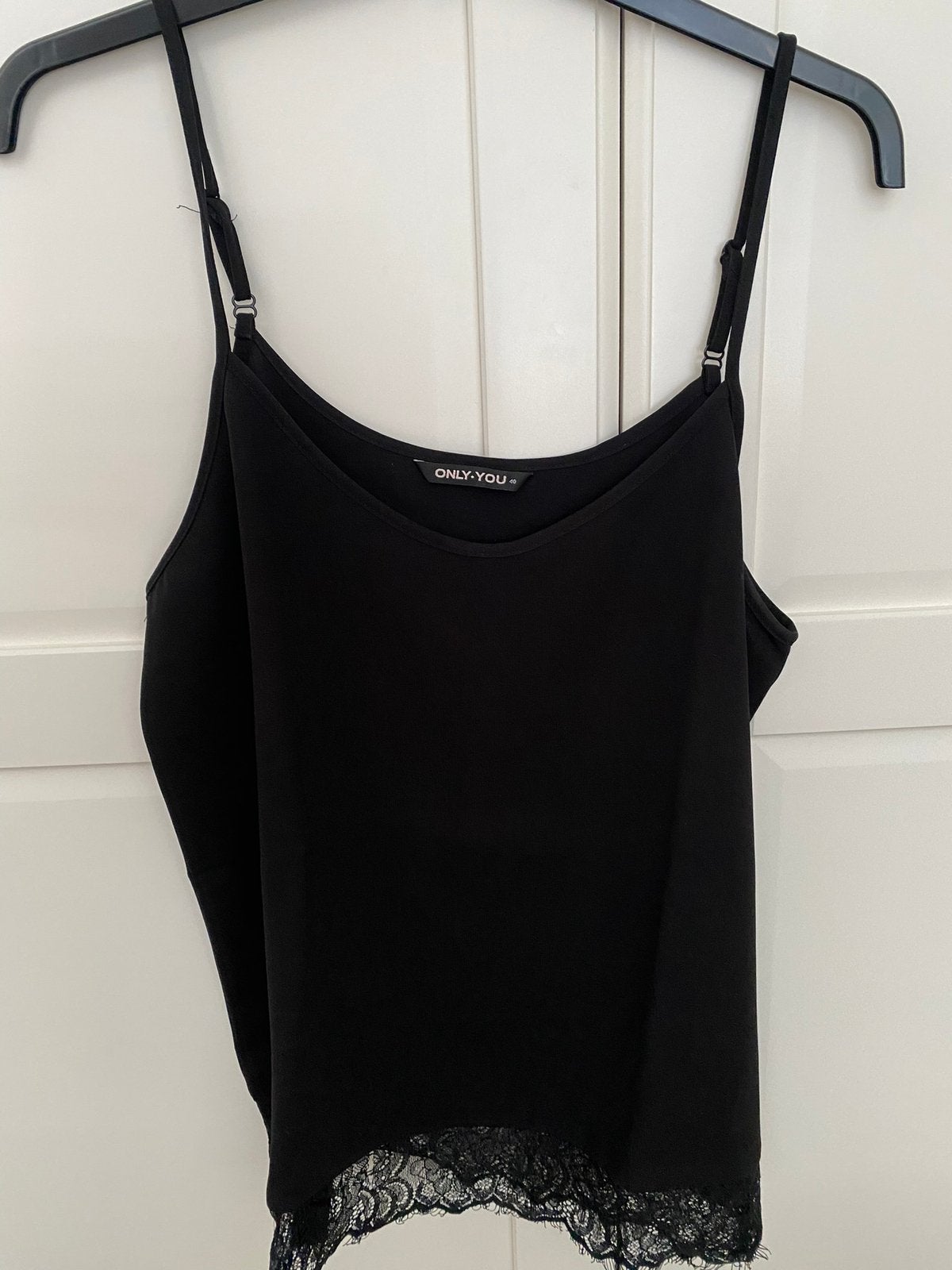 Zwarte kanten top Only- you, Kleding | Dames, Tops, Gedragen, Maat 38/40 (M), Zwart, Zonder mouw, Ophalen of Verzenden