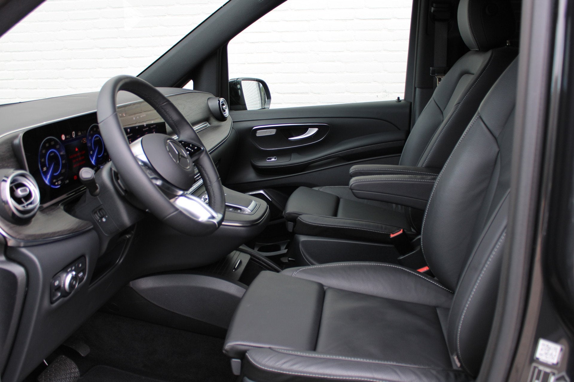 Mercedes-Benz EQV 300 L2 / AMG / Luchtvering / 200 KM! / 7-P, Dealer onderhouden, Gebruikt, Met garantie (alle), 2535 kg