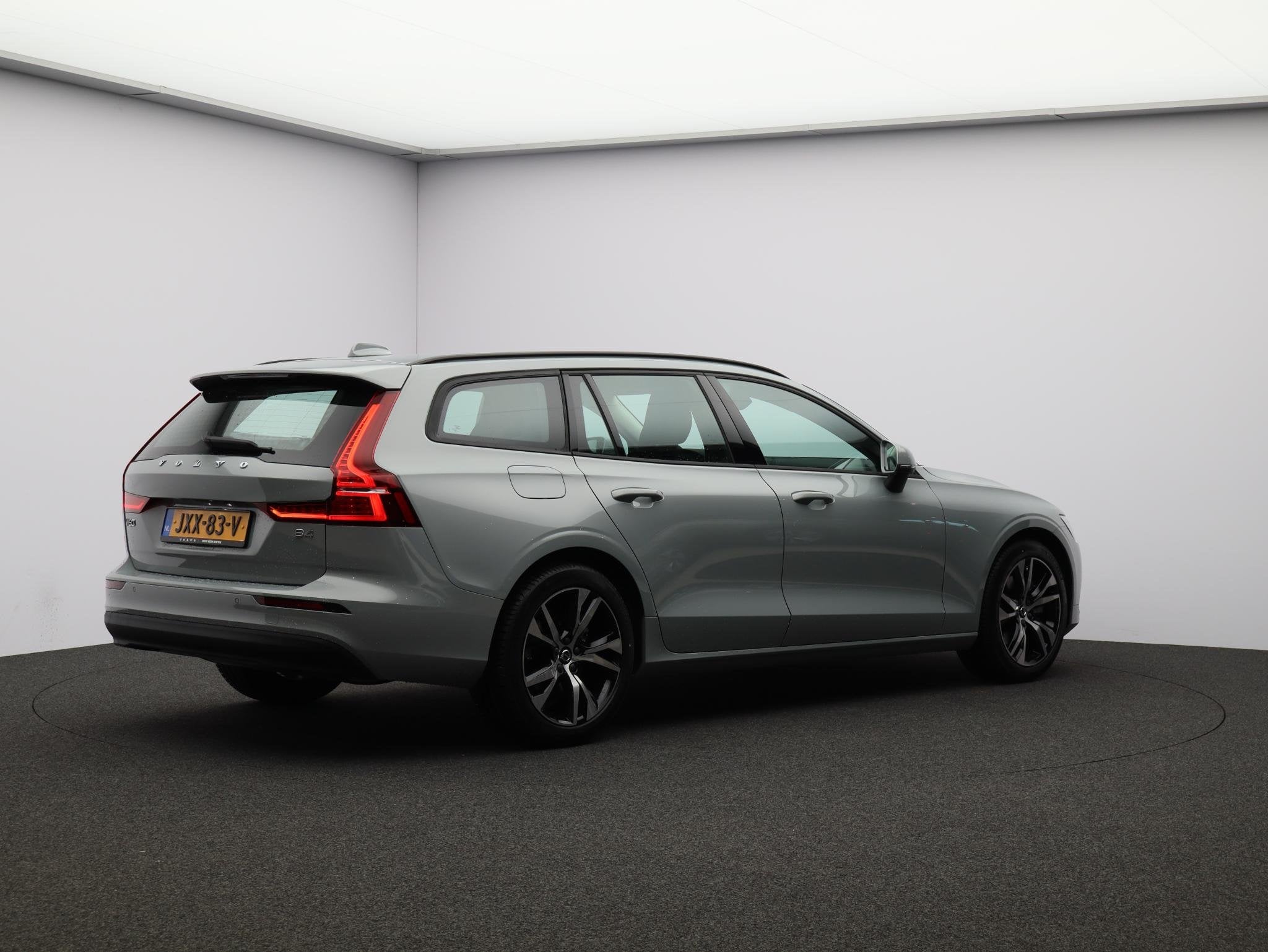 Volvo V60 B4 197PK Essential Edition / Stoel-, stuurwiel- &, Automatische klimaatregeling, Stof, 4 cilinders, 1634 kg