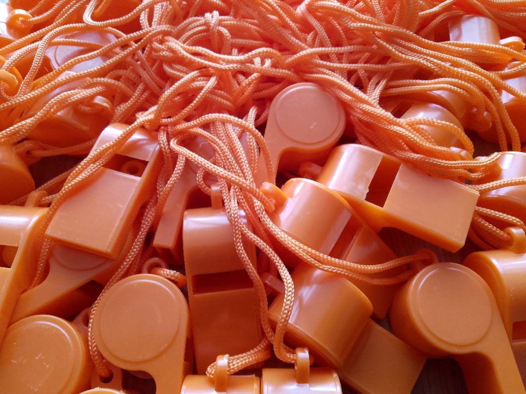 Te koop oranje scheidsrechter fluitjes, Ophalen of Verzenden, Nieuw, Versiering, Oranje of Koningsdag