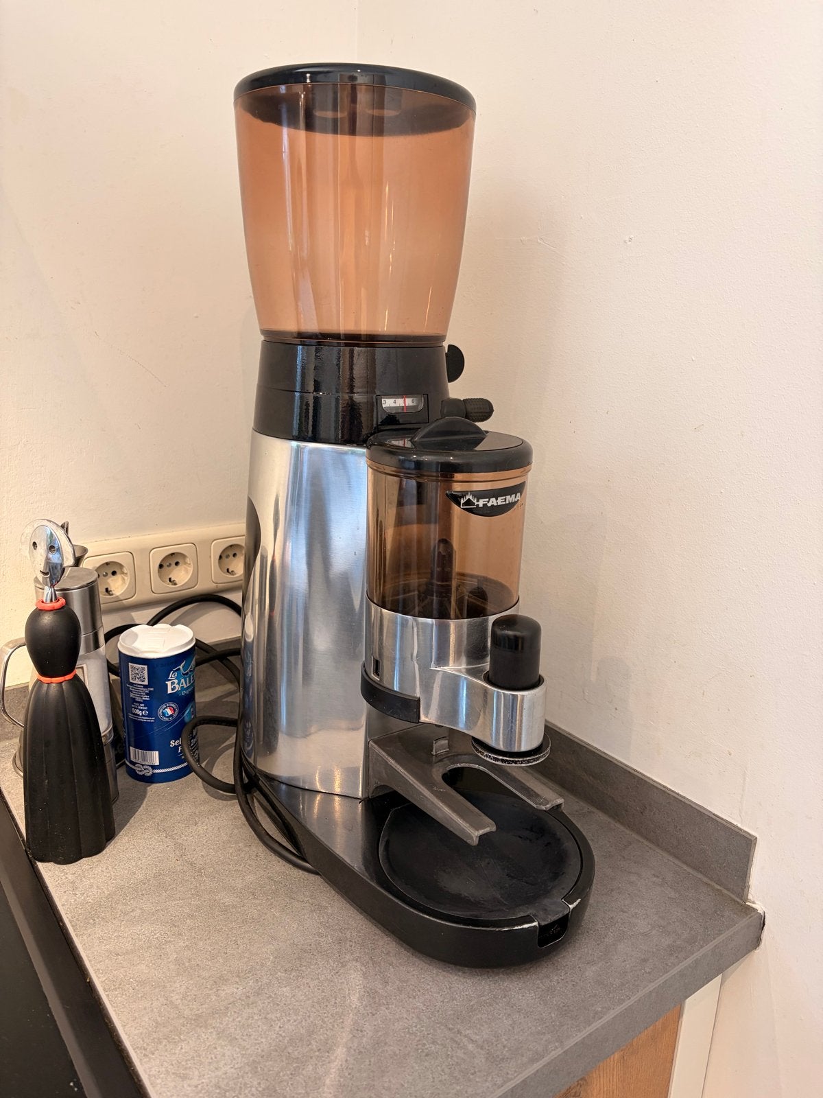 Faema koffiemolen, volledig schoongemaakt en nagelopen ., Overige modellen, 10 kopjes of meer, Refurbished, Koffiebonen