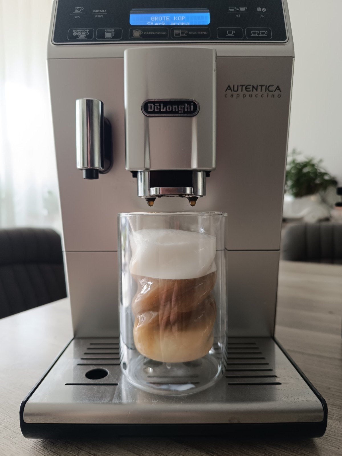Nette koffiemachine De Longhi Autentica cappucino, Gebruikt, Koffiemachine, Ophalen of Verzenden, 4 tot 10 kopjes