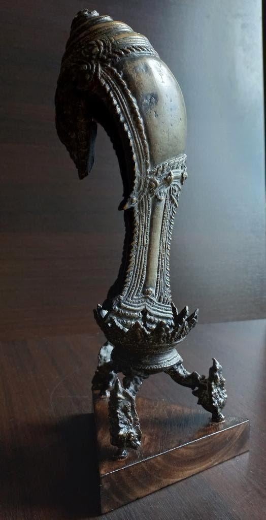 Bronzen RITUAL CONCH SHELL WITH STAND, ANGKOR PERIOD,  Brons, Ophalen of Verzenden, Brons