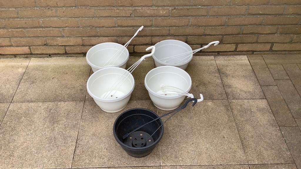 Gratis 4 witte plastic hangpotten 1 grijze hangpot, Ophalen, Kunststof, Gebruikt, Rond