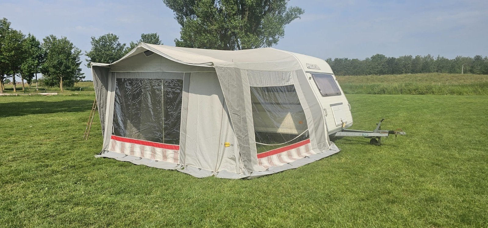 Chateau Comfort 360 - Compacte en complete caravan, Caravans en Kamperen, Chateau, Koelkast, Treinzit, Particulier