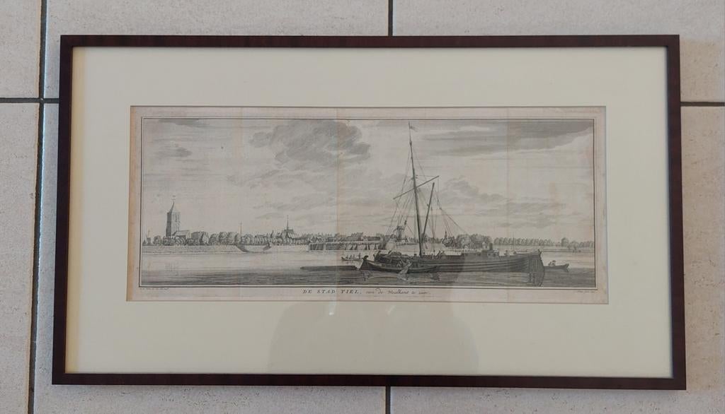 Tiel, gravure "De Stad Tiel, van de Waalkant te zien", 1740, Antiek en Kunst, Kunst | Etsen en Gravures, Ophalen of Verzenden